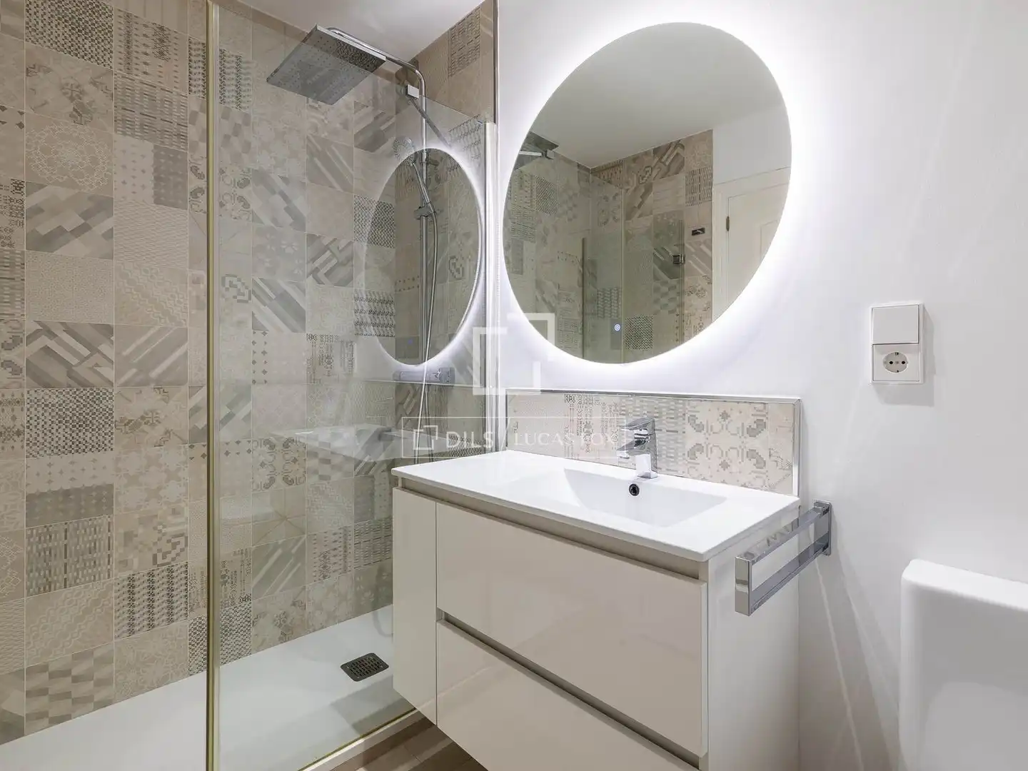 Bathroom of Attic for sale in Madrid  with Air Conditioner, Heating and Parquet flooring