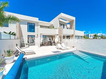 House with pool for sale in Costa Adeje