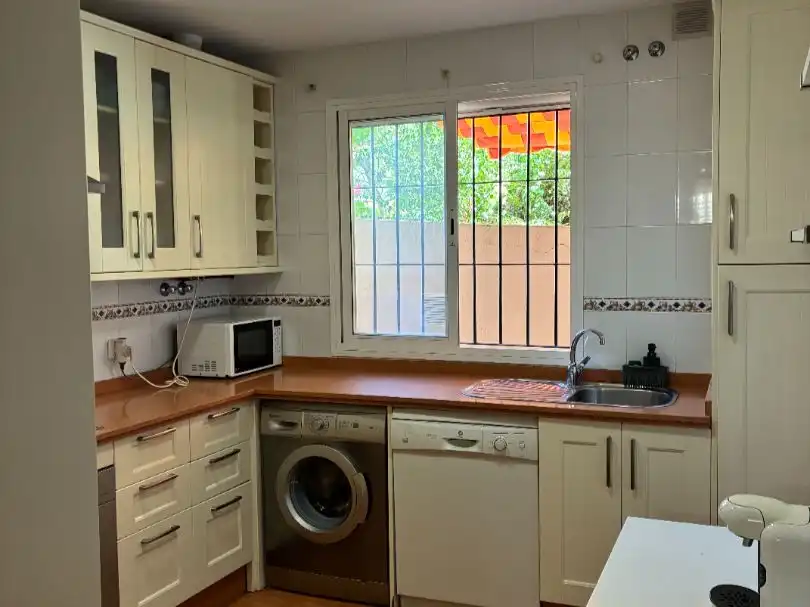 Küche von Maisonette zur Miete in Dos Hermanas mit Klimaanlage, Privatgarten und Abstellraum