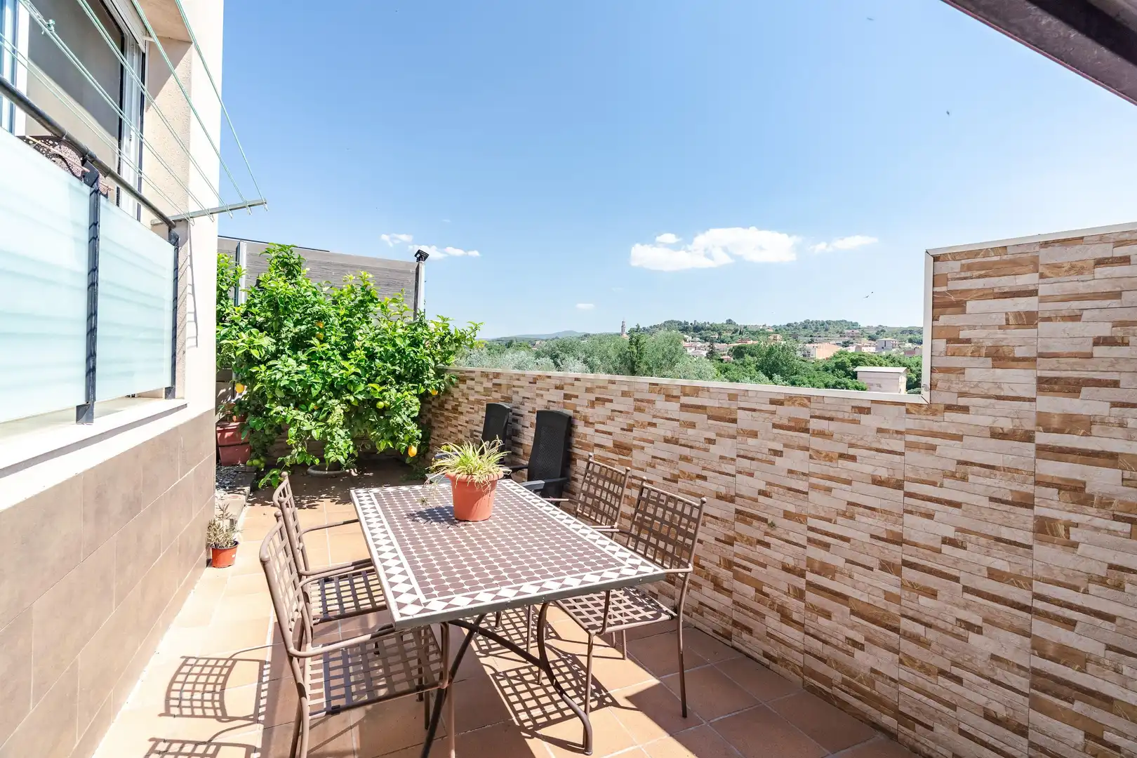 Terrasse von Einfamilien-Reihenhaus zum Verkauf in Vila-rodona mit Privatgarten und Ofen