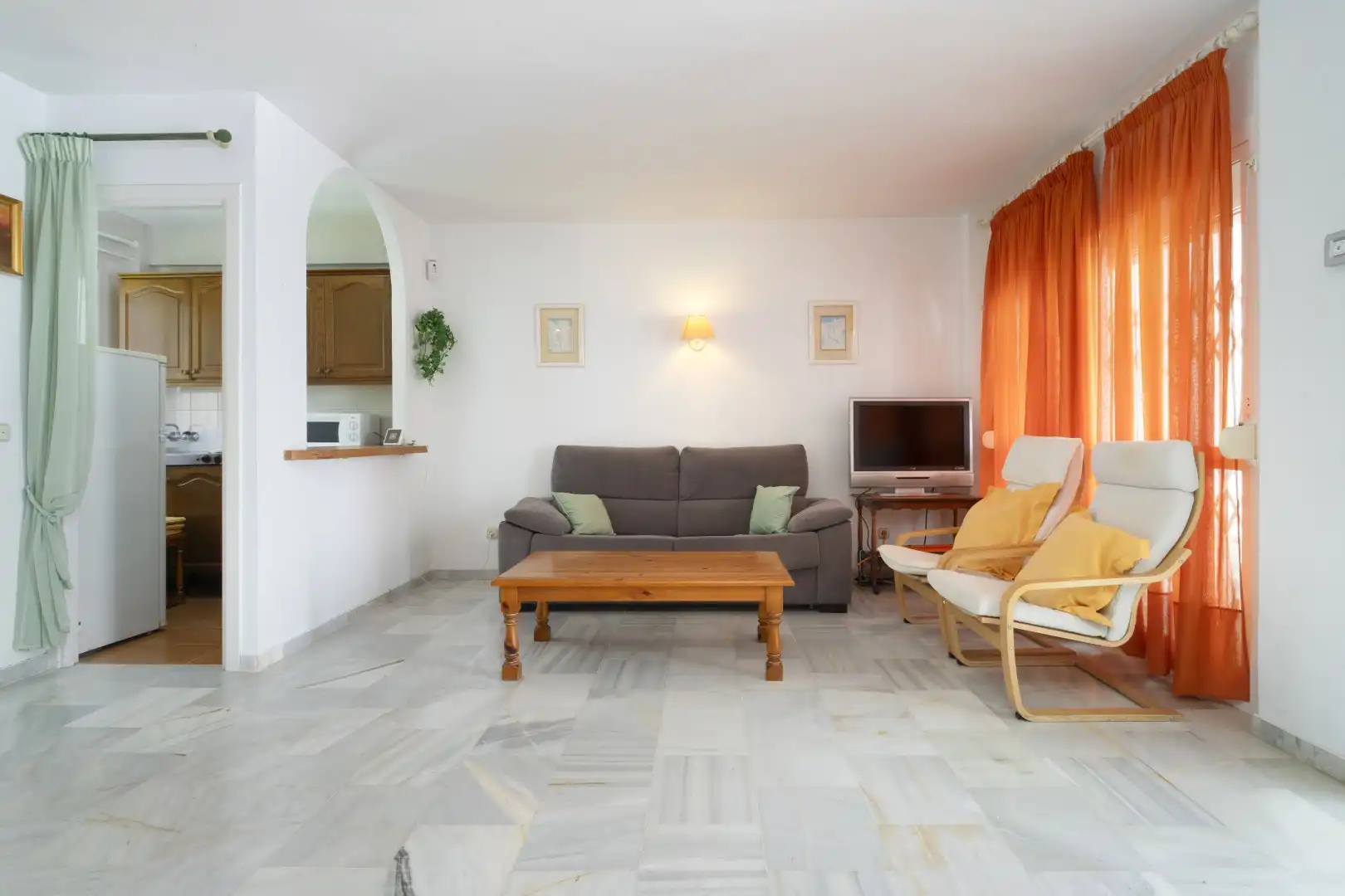 Sala de estar de Casa adosada en venta en Marbella con Jardín privado, Terraza y Piscina