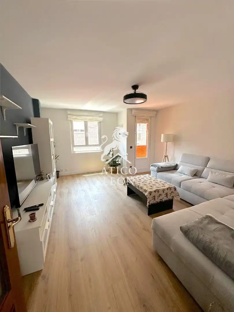 Sala d'estar de Apartament en venda en León Capital  amb Calefacció, Terrassa i Traster