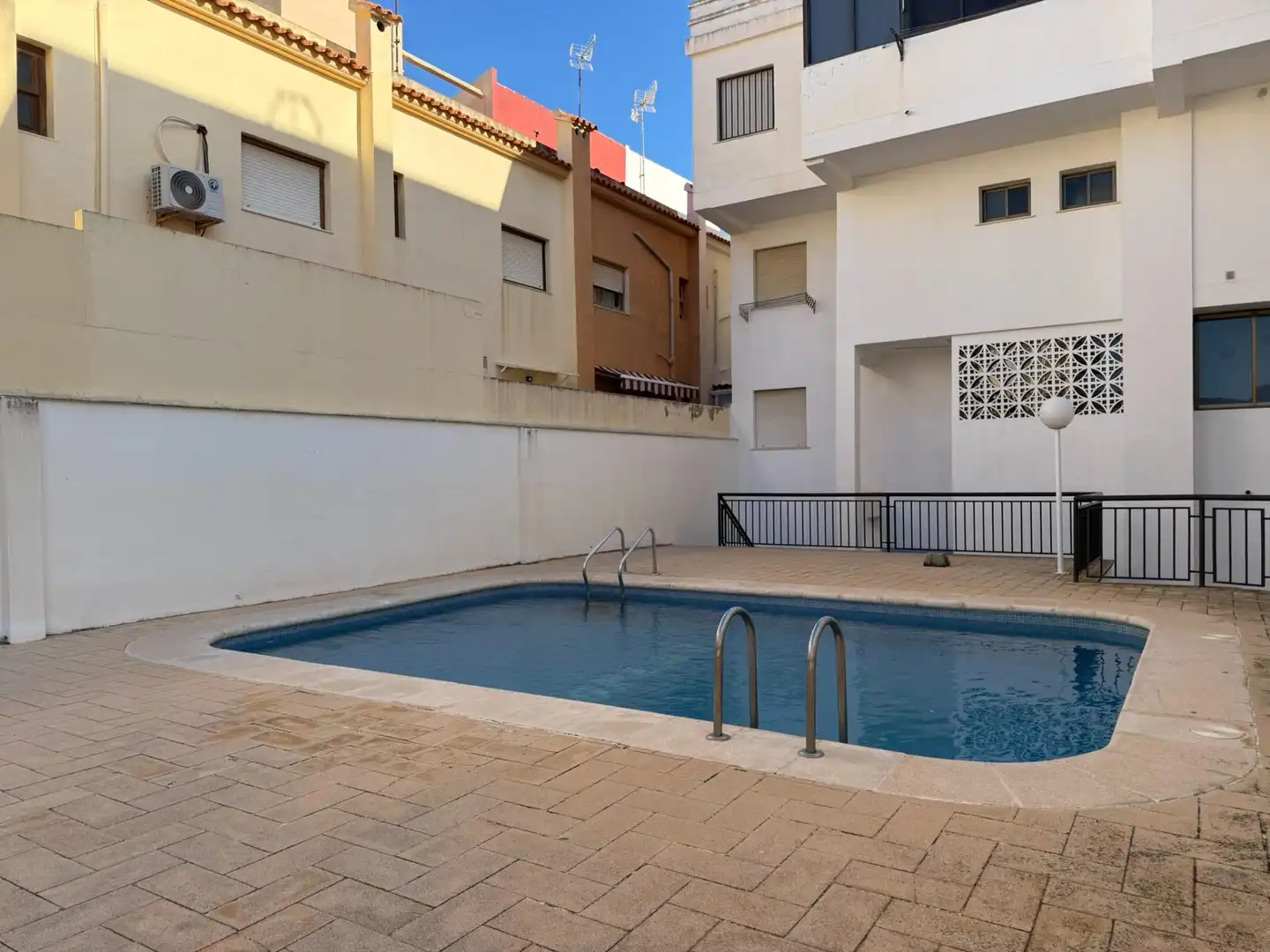 Piscina de Local en venta en Tavernes de la Valldigna