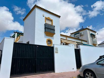 Vista exterior de Casa o xalet en venda en Orihuela amb Aire condicionat, Terrassa i Piscina
