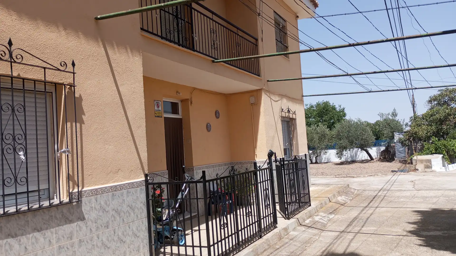 Vista exterior de Casa o xalet en venda en Baza amb Moblat