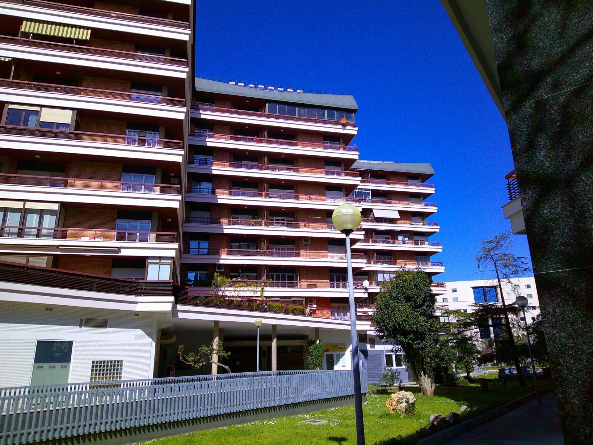 Vista exterior de Pis en venda en  Pamplona / Iruña amb Calefacció, Terrassa i Balcó