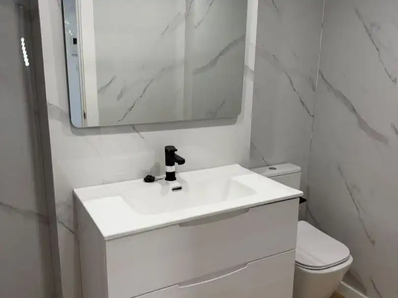 Bany de Pis en venda en A Coruña Capital  amb Parquet, Moblat i Balcó