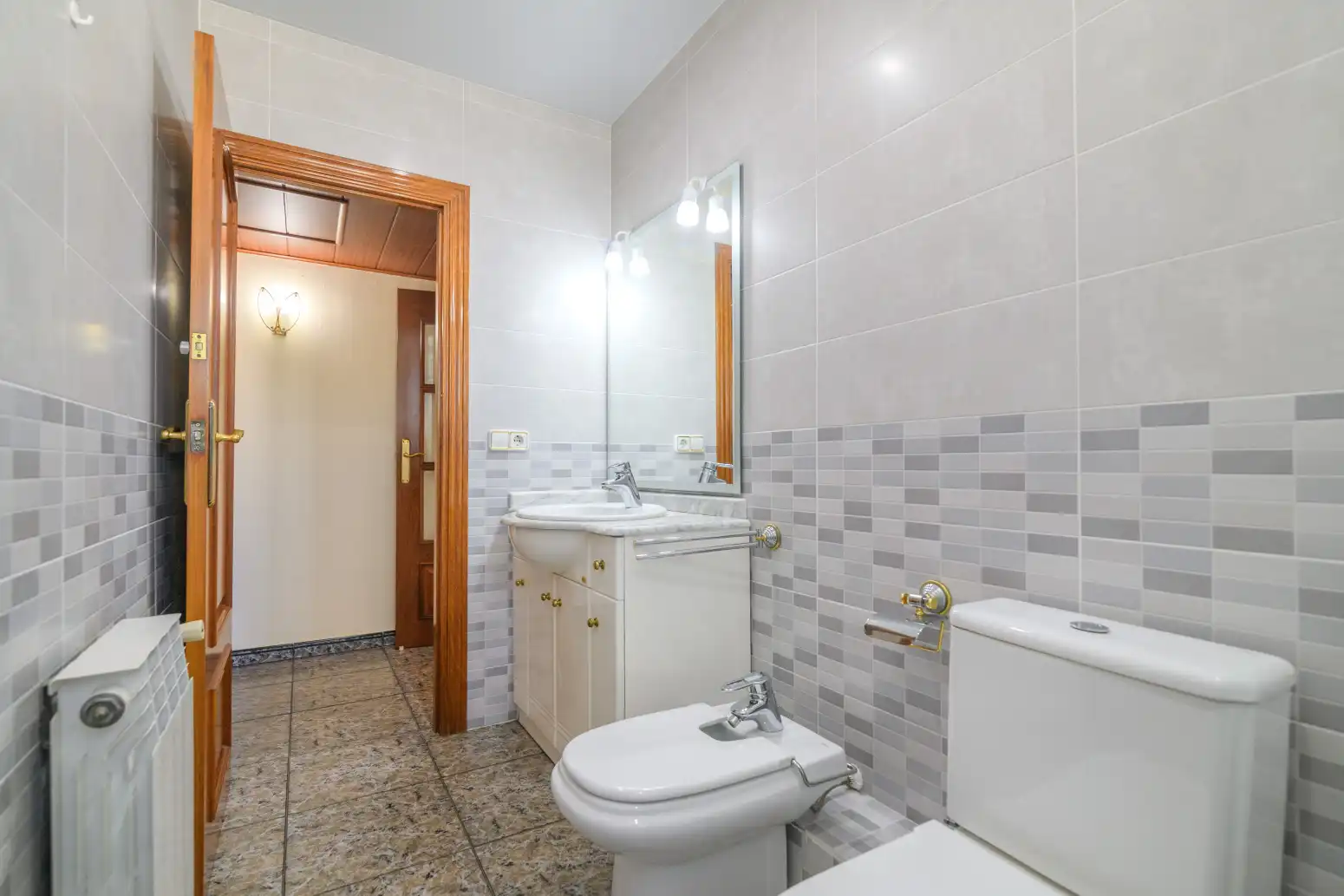 Bathroom of Flat for sale in Cornellà de Llobregat  with Air Conditioner, Heating and Storage room