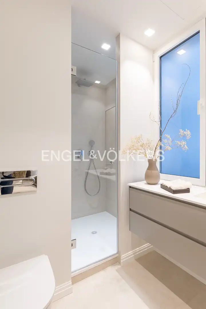 Badezimmer von Wohnung zum Verkauf in Madrid mit Klimaanlage und Heizung