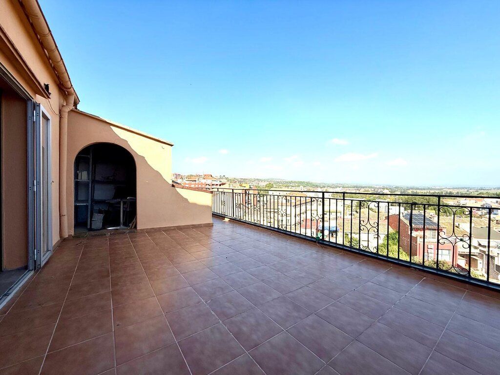 Terraza de Ático en venta en Figueres con Calefacción, Terraza y Trastero