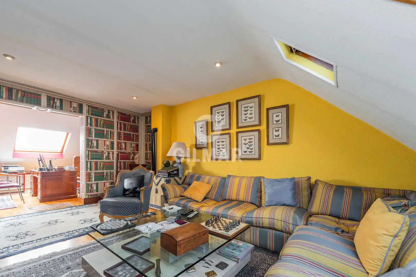 Wohnzimmer von Einfamilien-Reihenhaus zum Verkauf in Pozuelo de Alarcón mit Heizung, Privatgarten und Schwimmbad