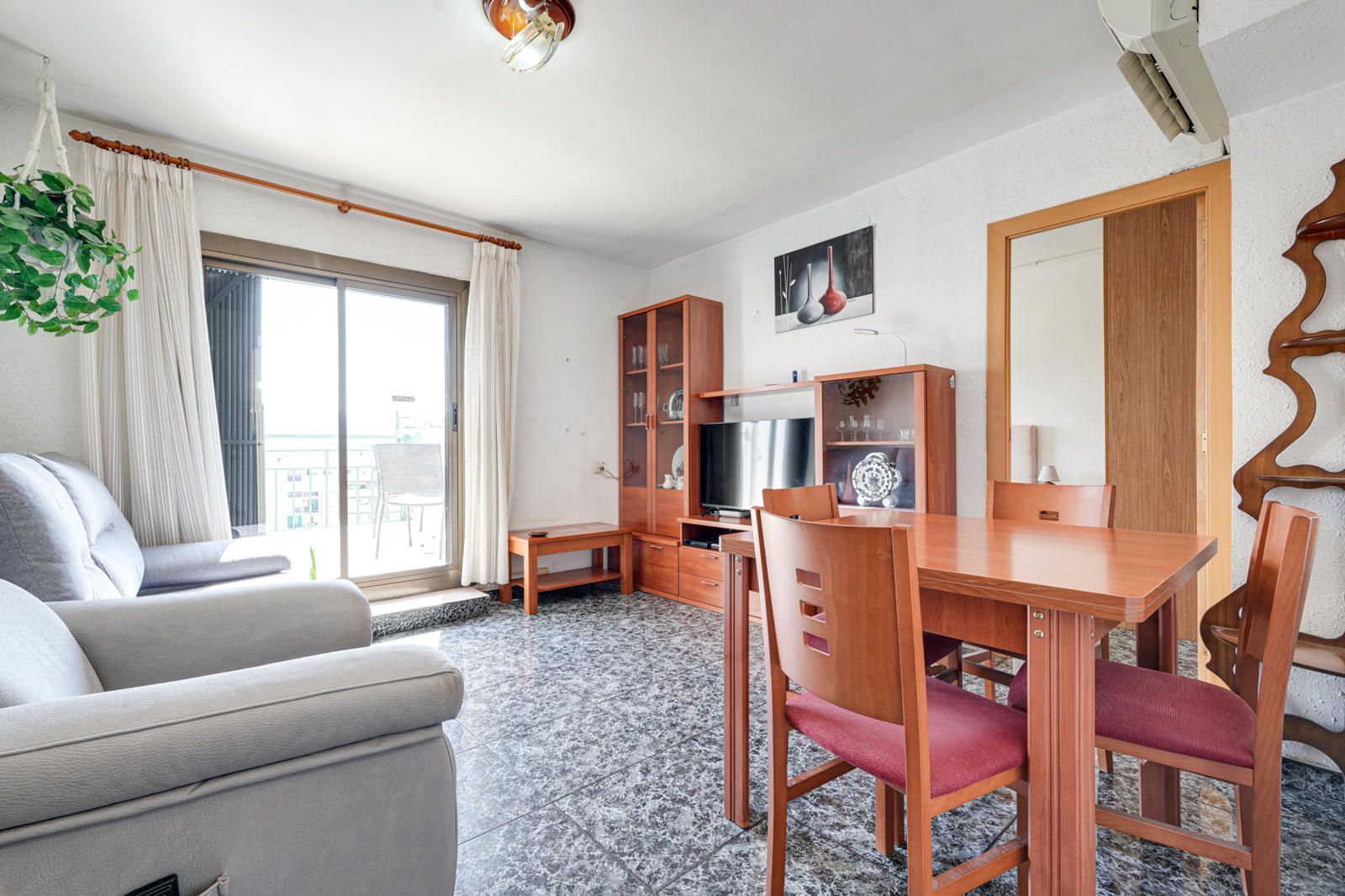 Sala d'estar de Àtic en venda en Sant Feliu de Llobregat amb Aire condicionat, Terrassa i Moblat