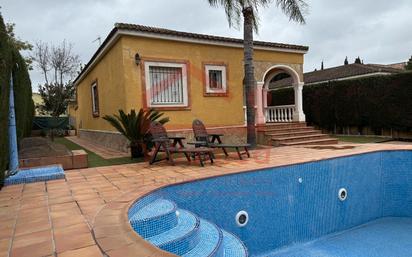 Vista exterior de Casa o xalet de lloguer en La Pobla de Vallbona amb Aire condicionat, Calefacció i Jardí privat