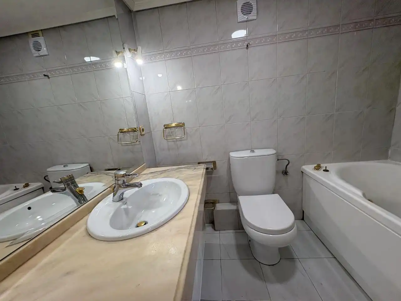 Badezimmer von Maisonette zum Verkauf in Madrid mit Heizung und Parkett