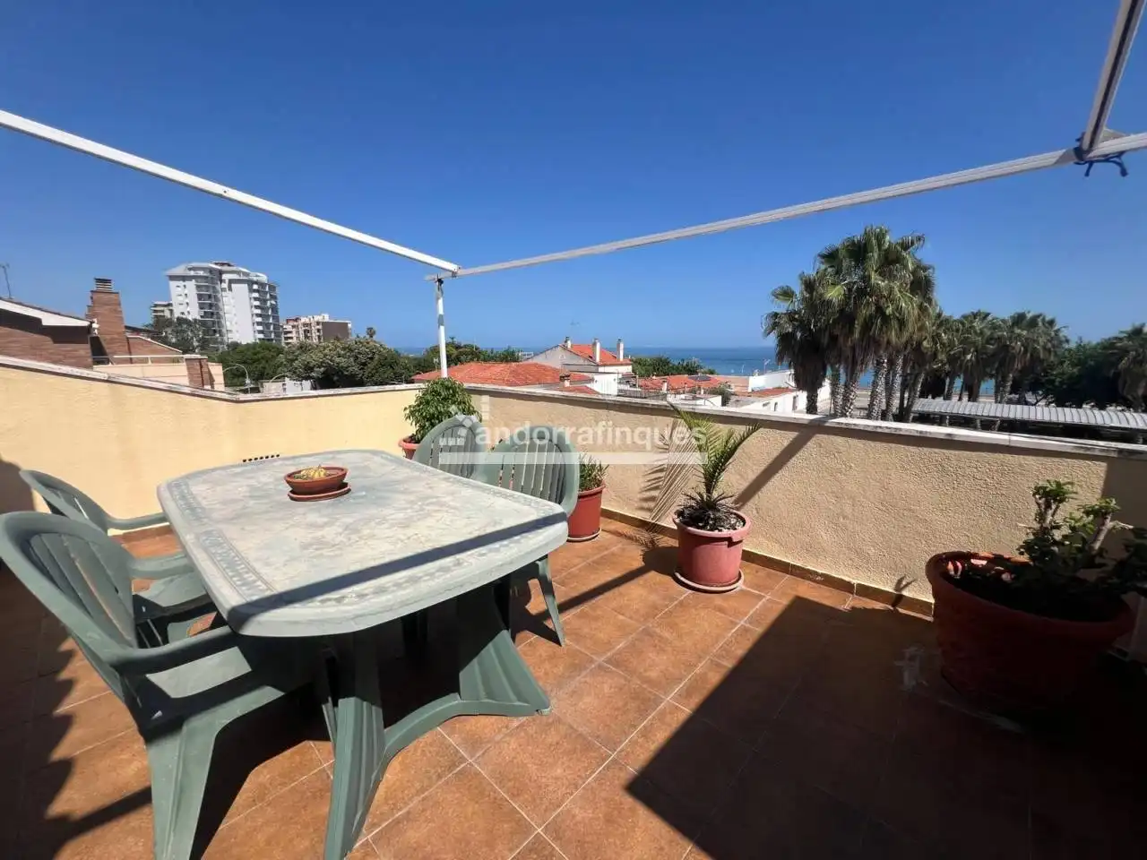 Vista exterior de Casa o xalet en venda en Vilassar de Mar amb Jardí privat, Terrassa i Piscina