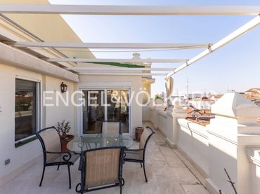 Àtic amb balcó de lloguer a Chamberí