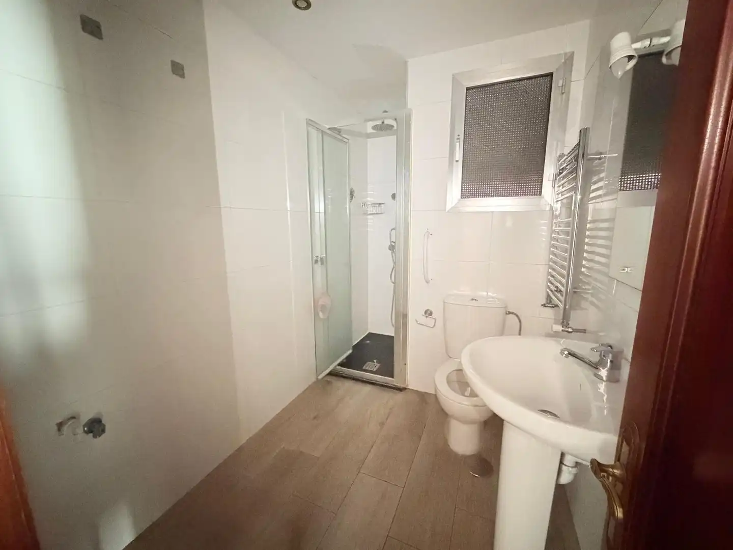 Bany de Pis en venda en Oviedo  amb Calefacció