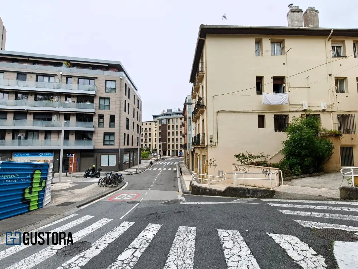 Vista exterior de Pis en venda en Donostia - San Sebastián  amb Calefacció, Parquet i Moblat
