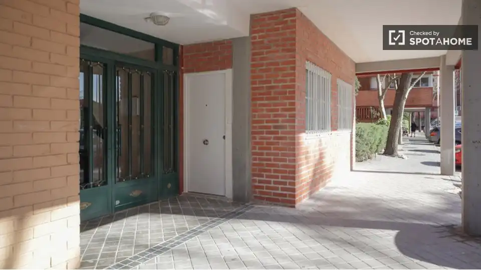 Room in Entrevías