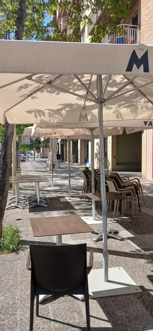 Vista exterior de Local en venda en Girona amb Aire condicionat