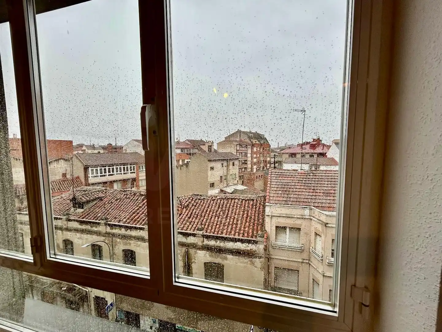 Vista exterior de Pis en venda en La Bañeza  amb Calefacció i Terrassa