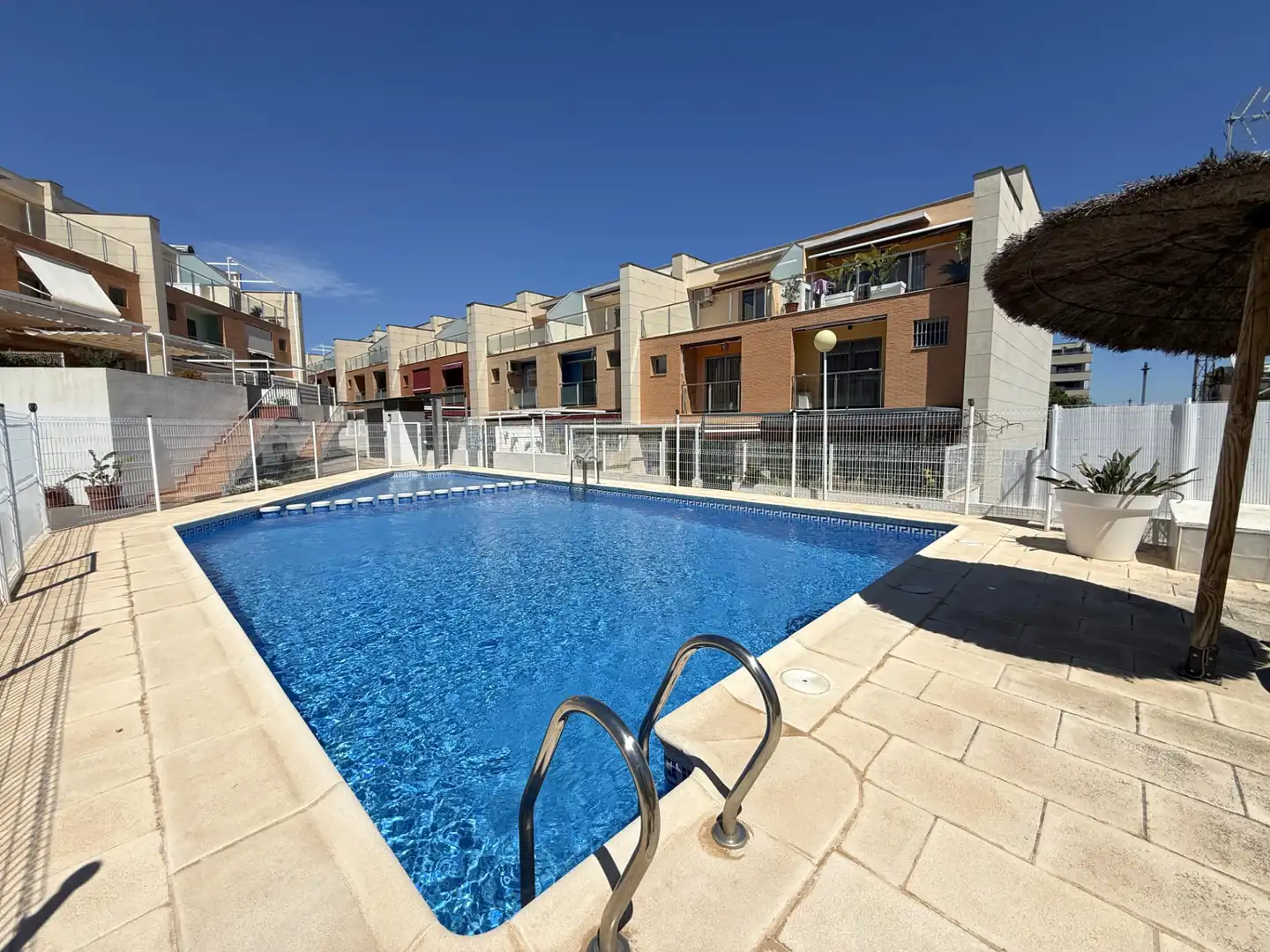 Piscina de Casa adosada en venda en Torrent amb Terrassa, Balcó i Piscina comunitària