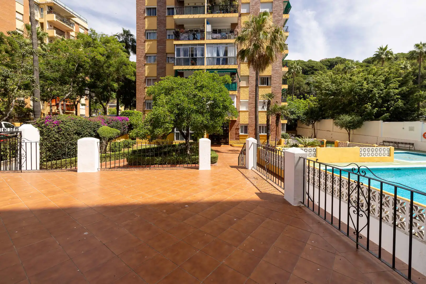Vista exterior de Planta baja en venta en Marbella con Terraza y Piscina comunitaria