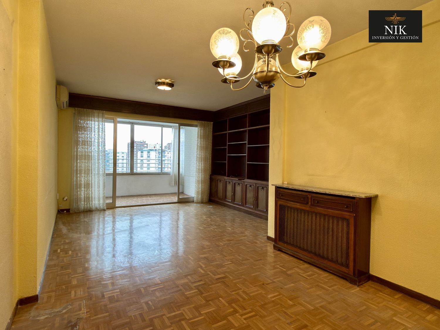 Living room of Flat for sale in  Madrid Capital  with Air Conditioner, Heating and Parquet flooring