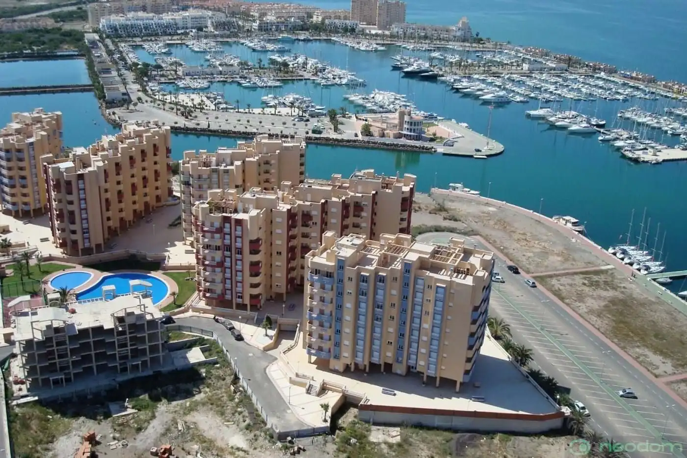 Vista exterior de Pis en venda en La Manga del Mar Menor amb Terrassa