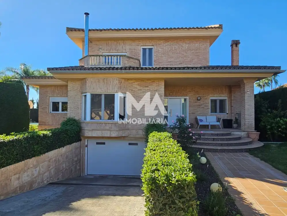 Vista exterior de Casa o xalet en venda en L'Eliana amb Aire condicionat, Calefacció i Jardí privat