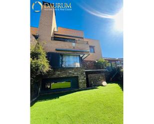 Exterior view of Single-family semi-detached for sale in Las Rozas de Madrid  with Air Conditioner and Terrace