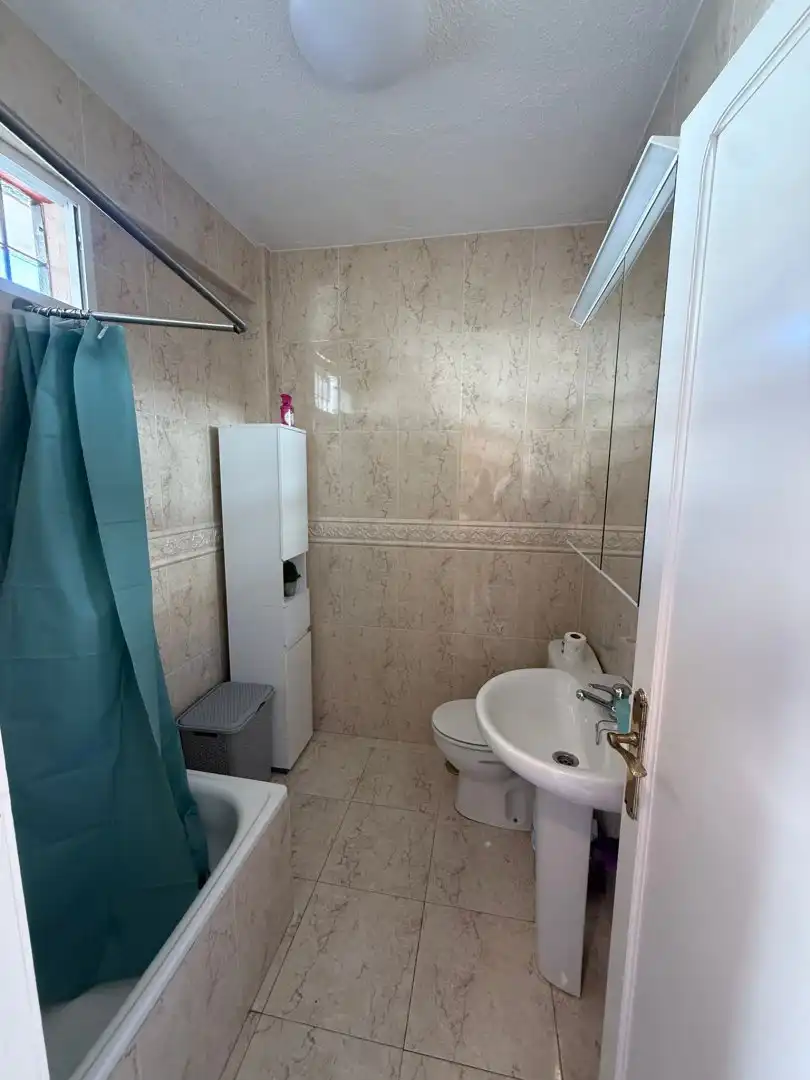 Baño de Estudio de alquiler en Torremolinos con Aire acondicionado, Calefacción y Terraza