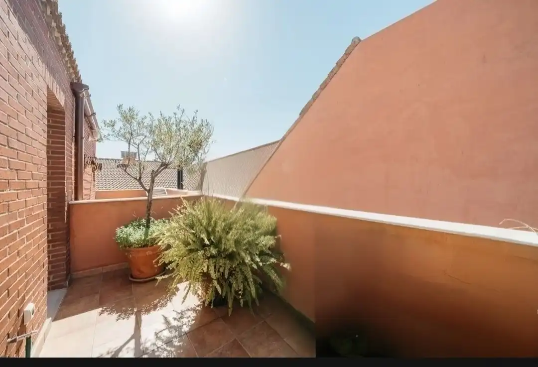 Casa aparellada amb terrassa en venda a Centro, imagen 5