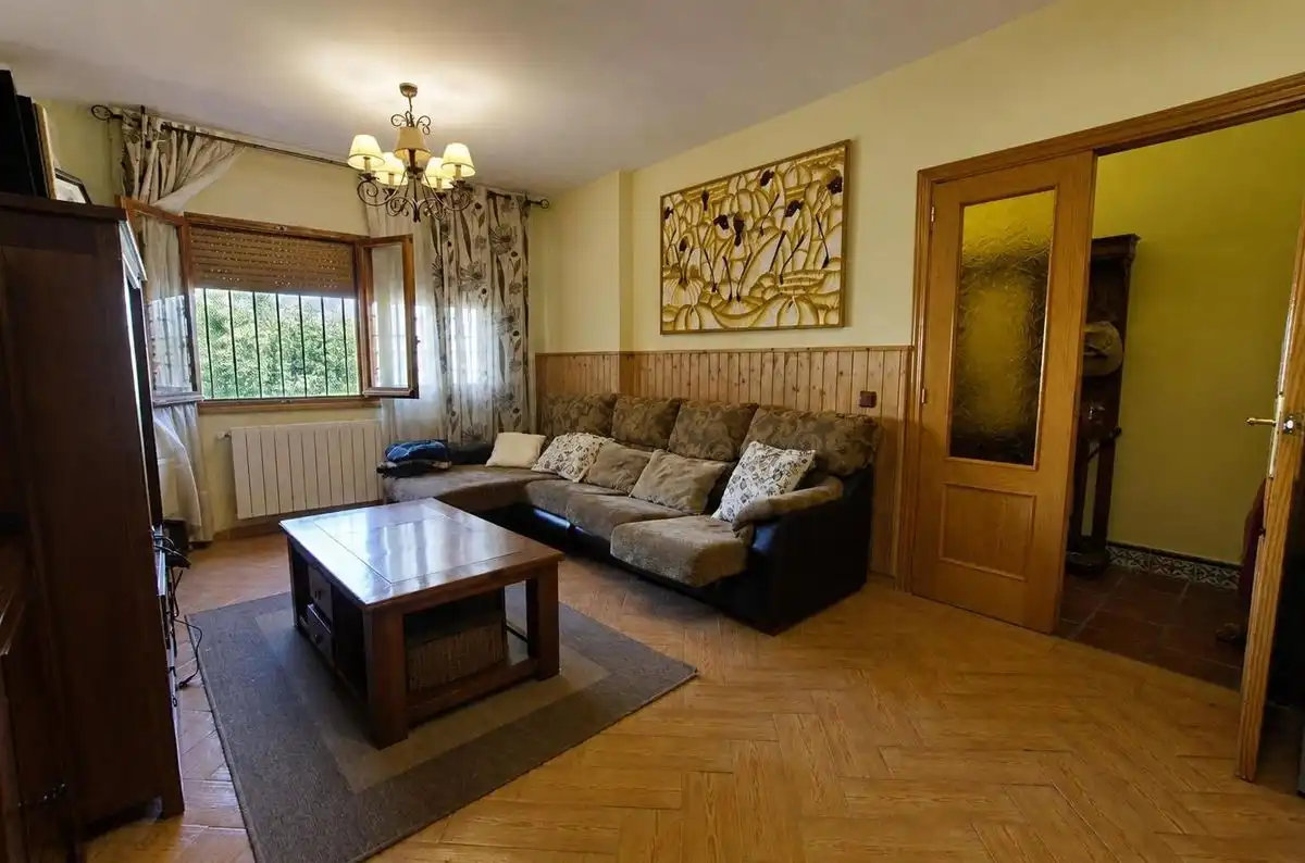 Sala de estar de Casa adosada en venta en Fuensalida con Calefacción, Trastero y Amueblado
