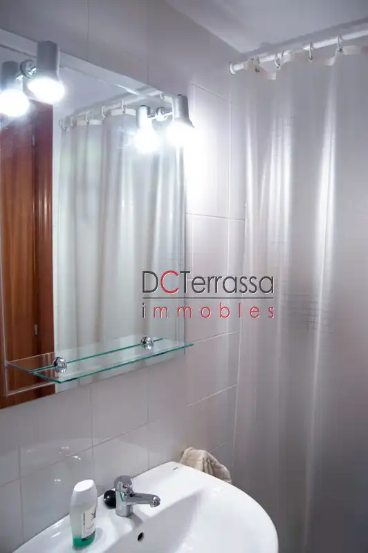 Bany de Local en venda en Terrassa amb Aire condicionat, Calefacció i Moblat