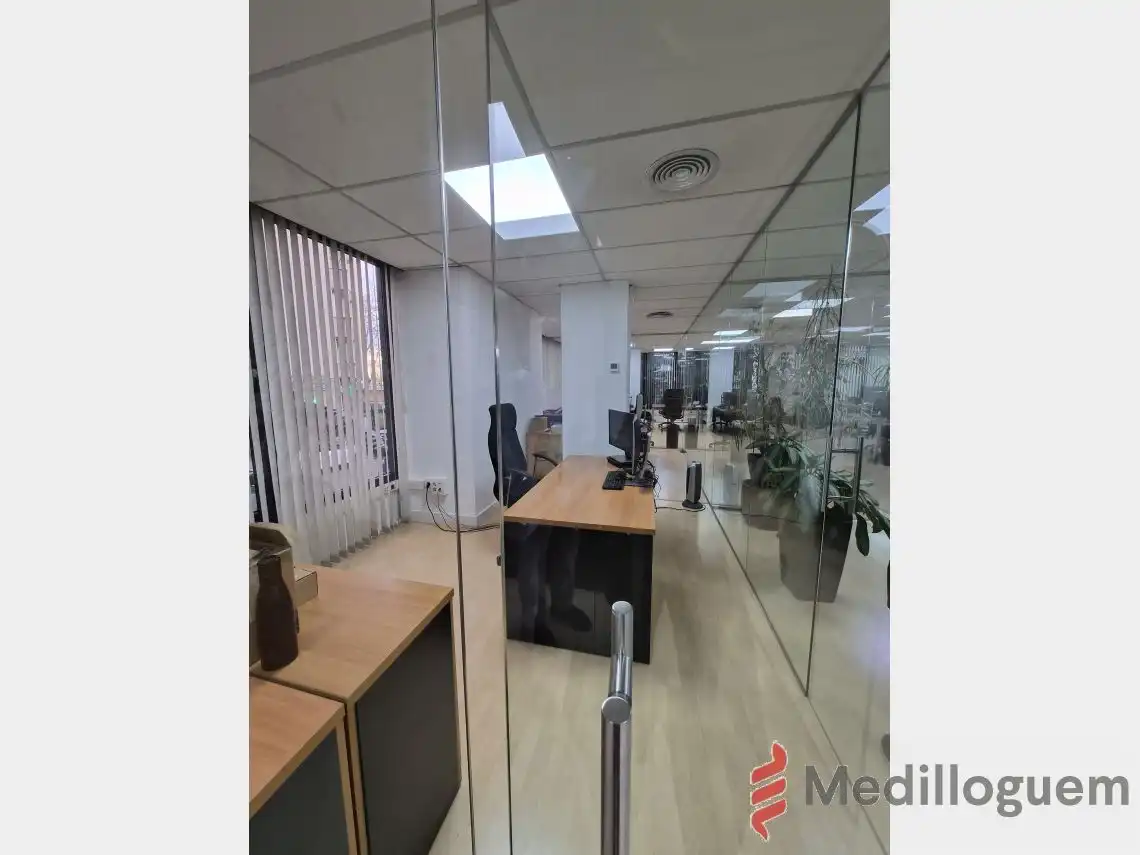 Oficina de alquiler en Les Corts