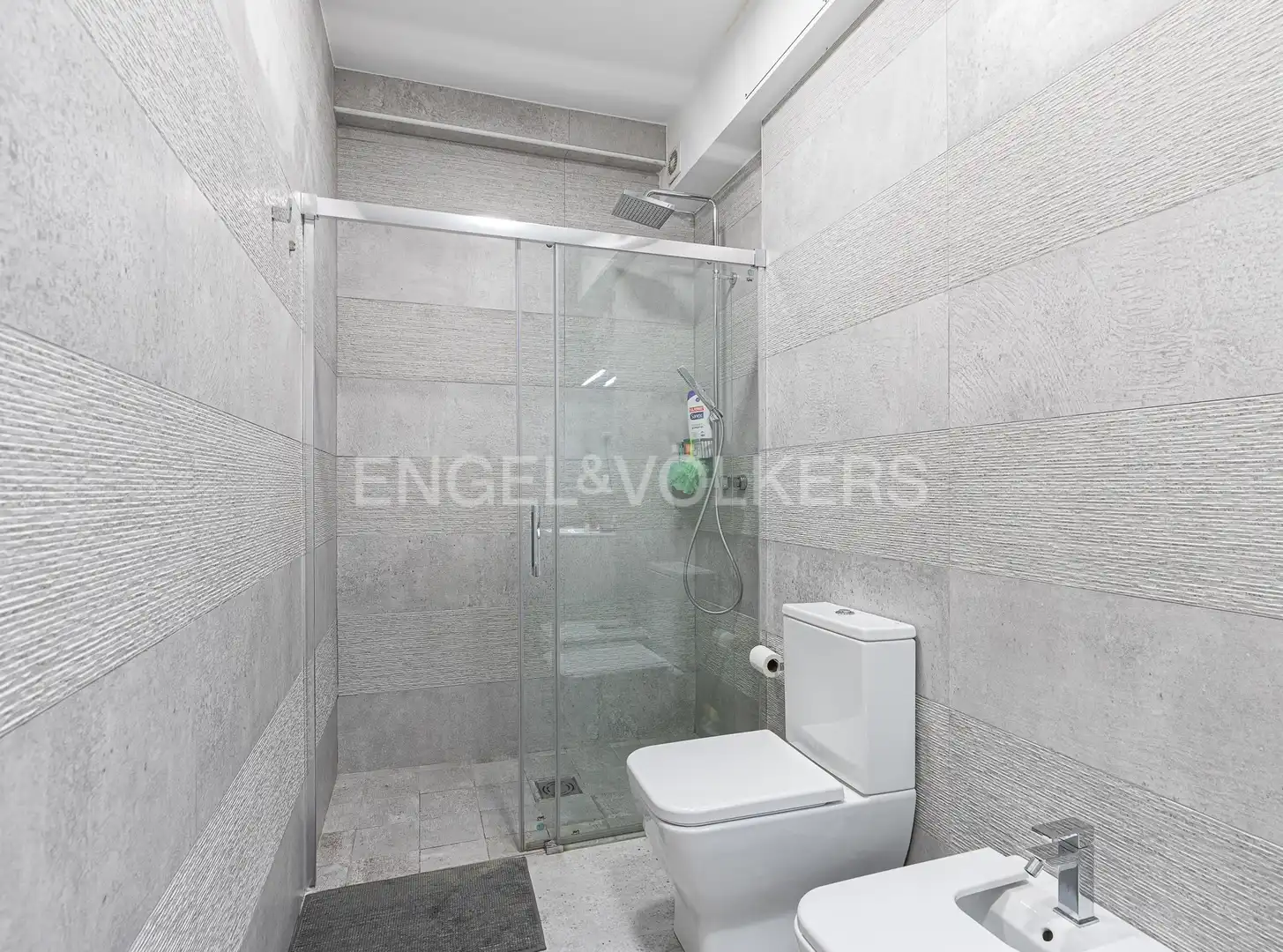 Baño de Casa adosada de alquiler en Barcelona con Aire acondicionado, Calefacción y Jardín privado