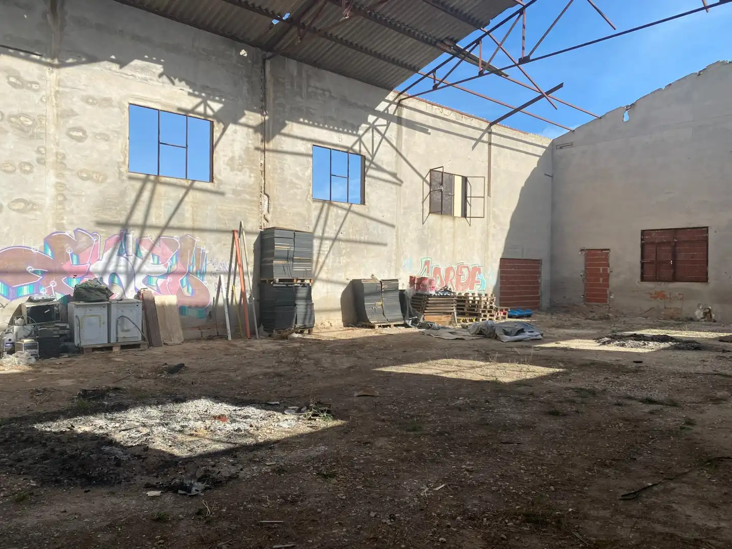 Außenansicht von Fabrikhallen zum Verkauf in El Pinós / Pinoso