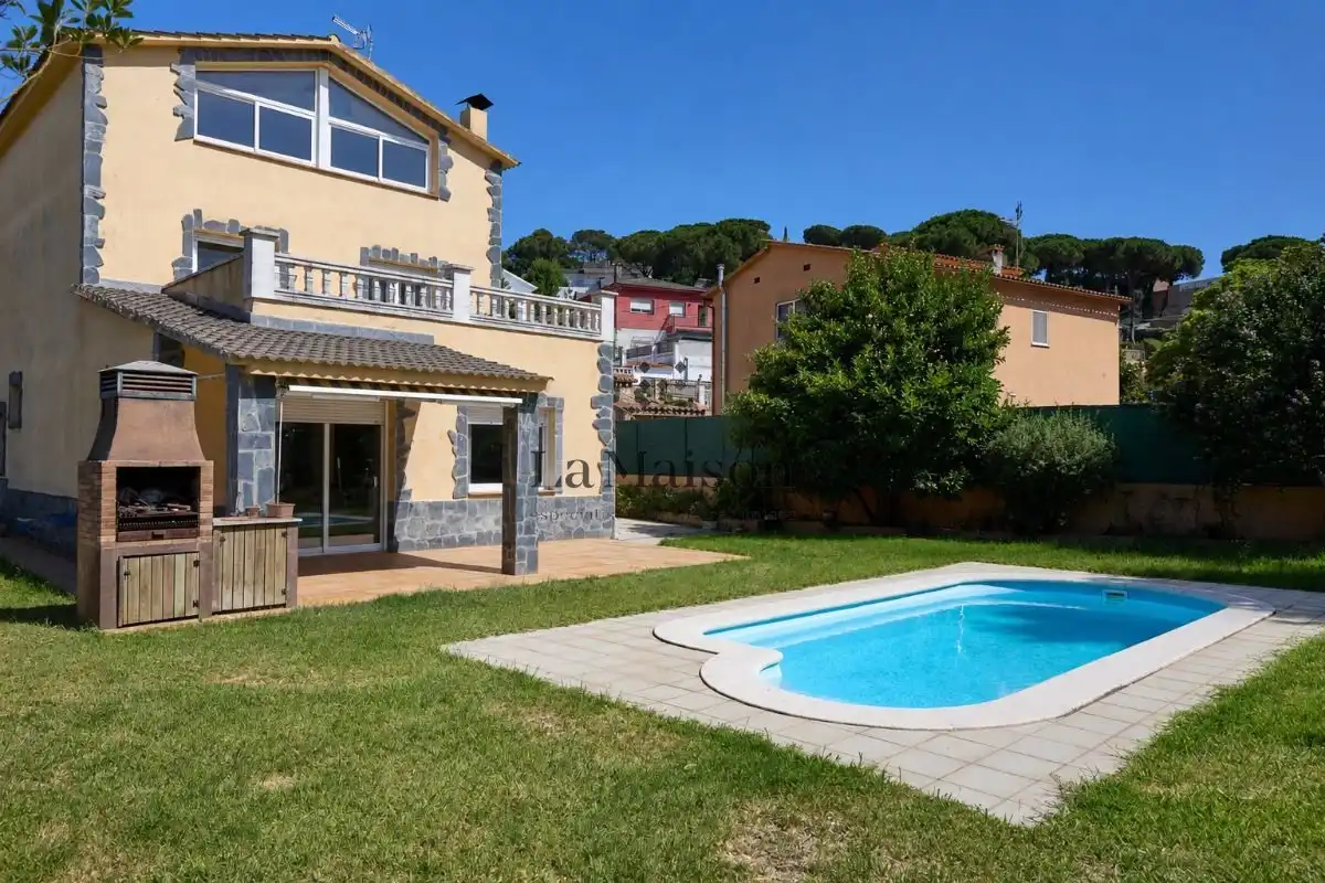 House with garden for sale in Carrer de Les Agudes
