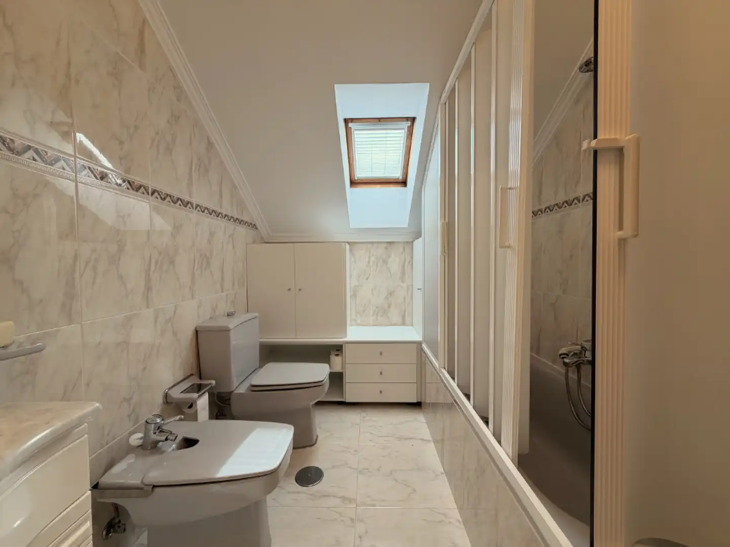 Badezimmer von Haus oder Chalet zum Verkauf in Piélagos mit Heizung, Privatgarten und Terrasse