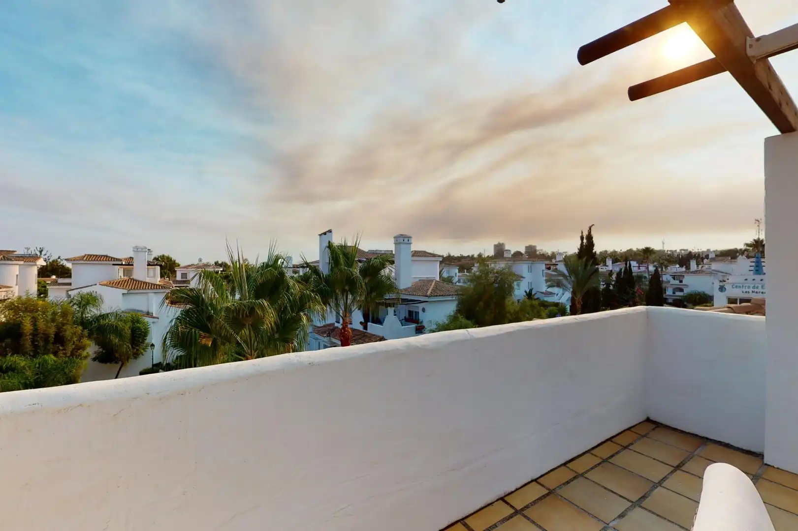 Vista exterior de Àtic en venda en Marbella amb Piscina comunitària