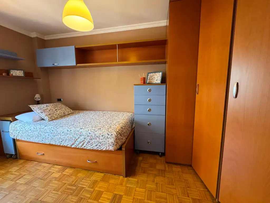 Dormitori de Pis de lloguer en Gijón  amb Calefacció, Parquet i Moblat