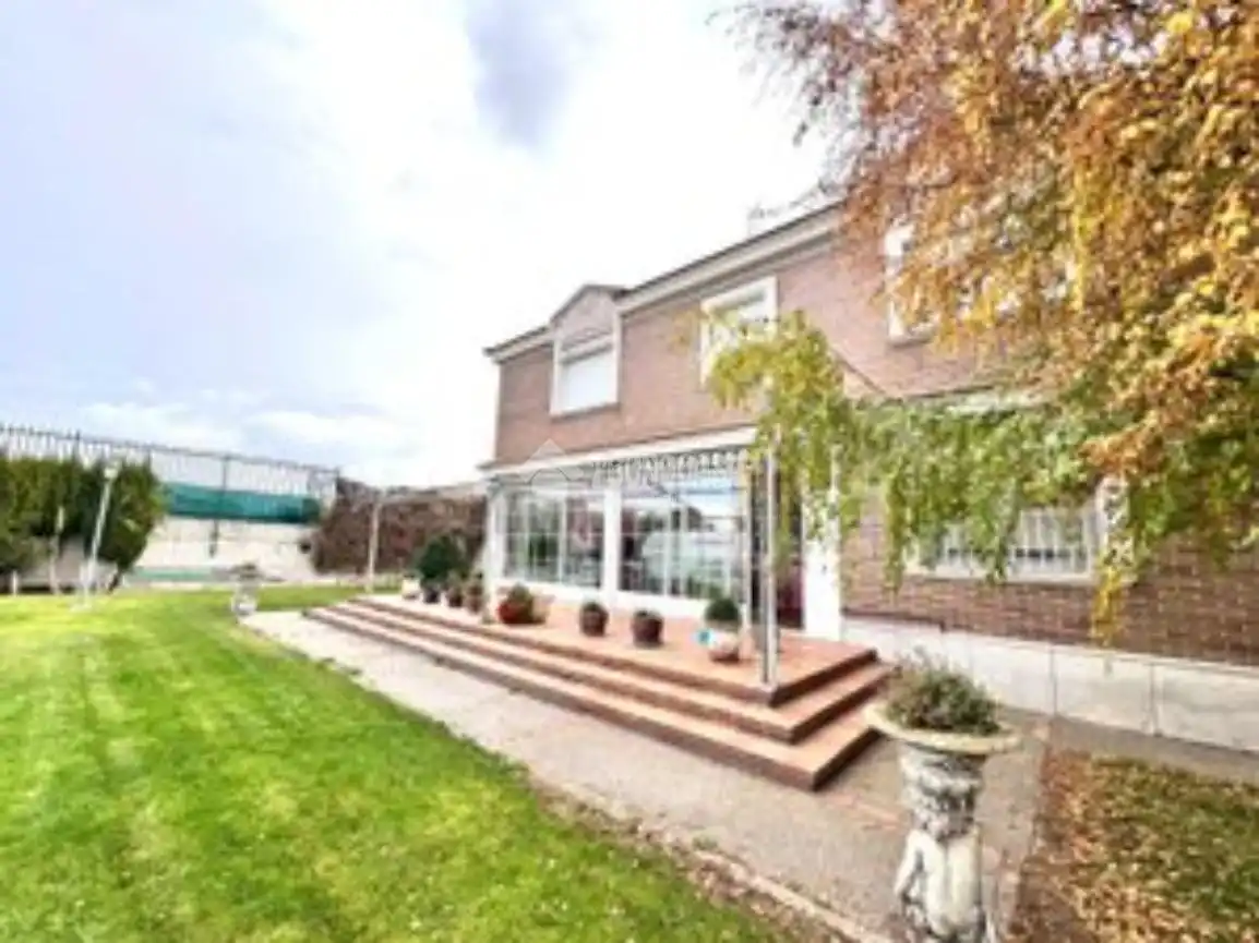 Exterior view of Houses for sale in Valladolid  with Air Conditioner, Parquet flooring and Furnished