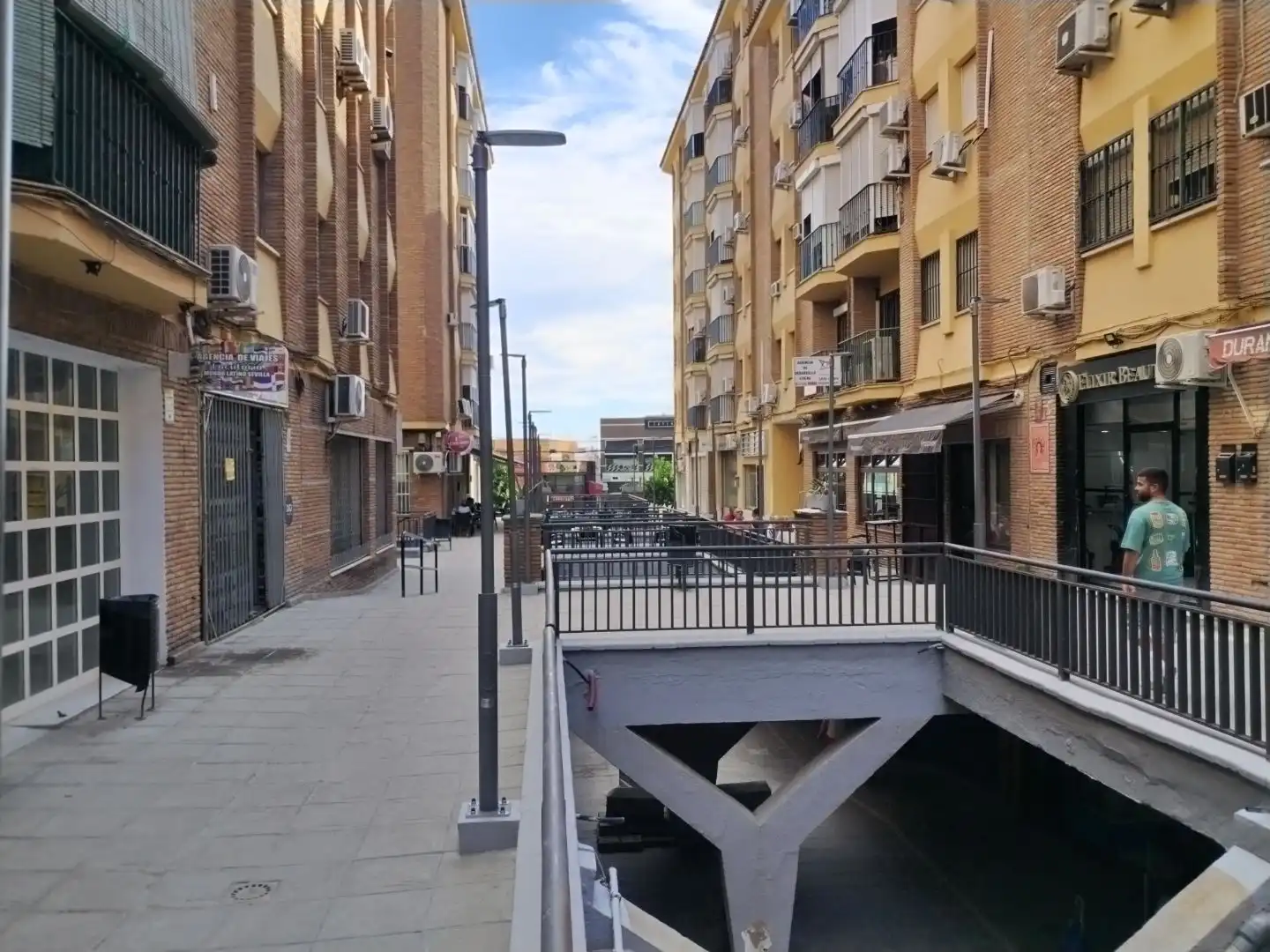 Vista exterior de Local de alquiler en San Juan de Aznalfarache con Aire acondicionado