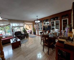 Sala d'estar de Casa adosada en venda en Alicante / Alacant amb Aire condicionat, Terrassa i Piscina