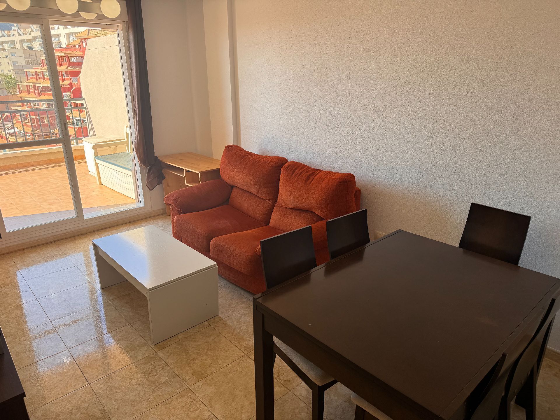 Sala d'estar de Apartament en venda en Roquetas de Mar amb Aire condicionat, Terrassa i Moblat
