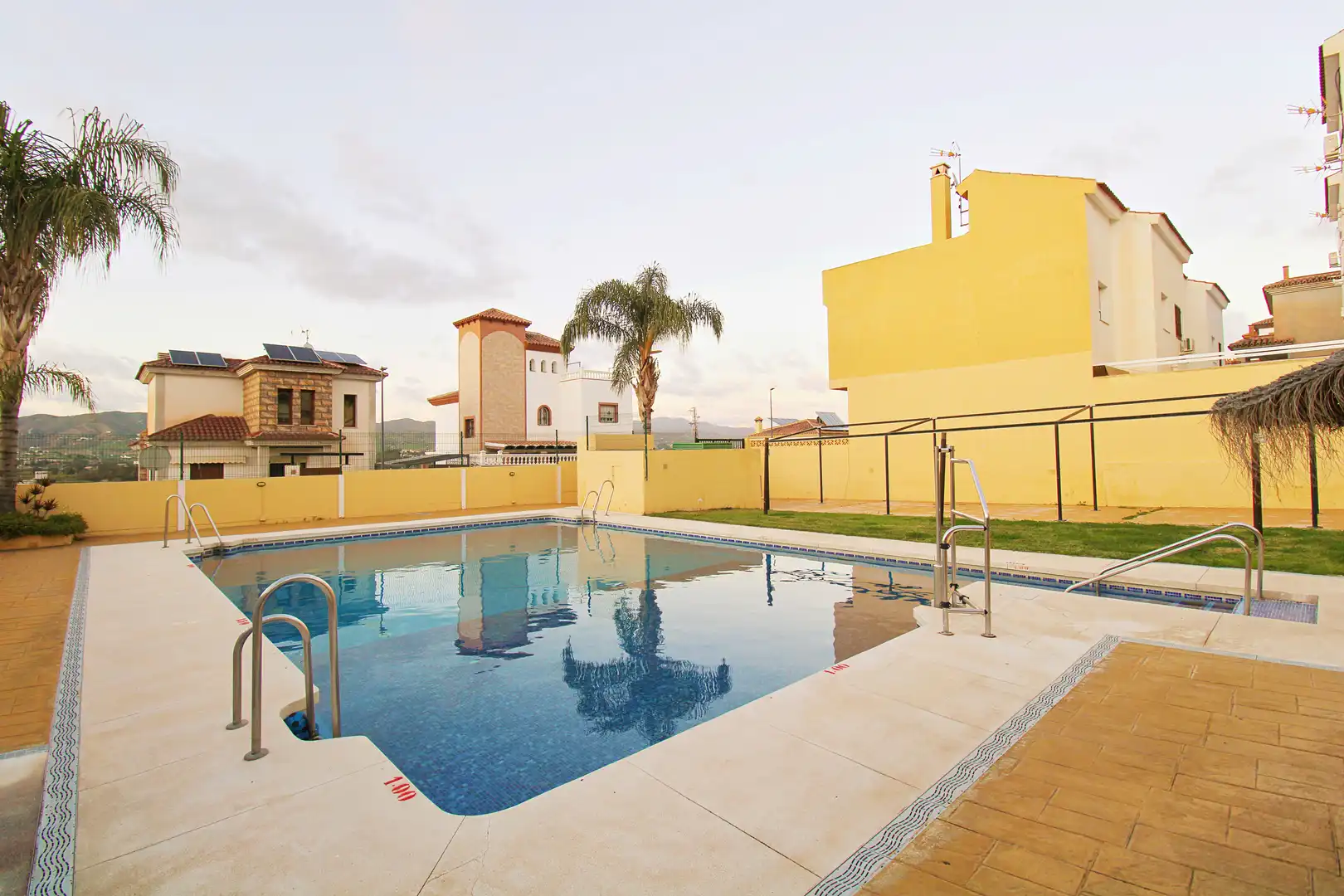 Piscina de Casa adosada en venda en Cártama amb Aire condicionat, Terrassa i Piscina comunitària