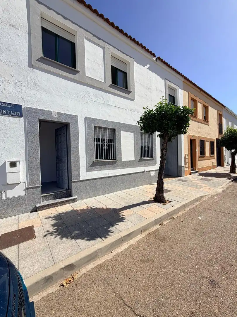 Exterior view of Houses for sale in Valdelacalzada