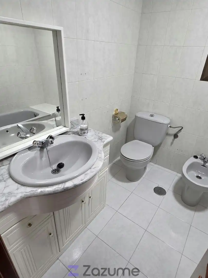 Baño de Piso de alquiler en Jaén con Jardín privado, Piscina y Amueblado