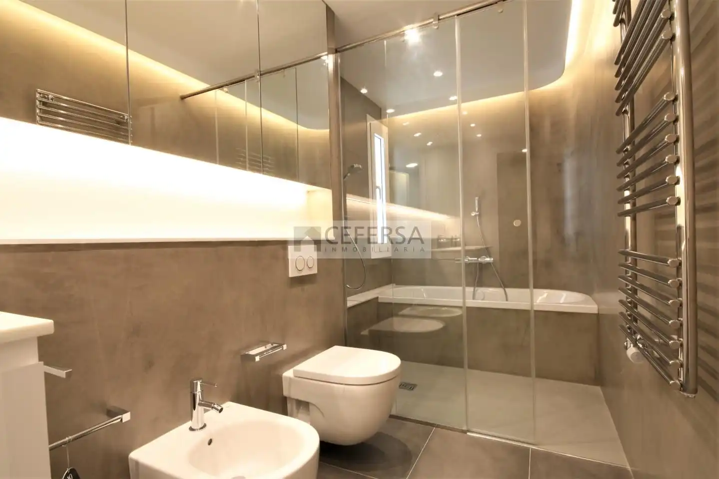 Badezimmer von Dachboden zur Miete in Barcelona mit Klimaanlage, Heizung und Parkett